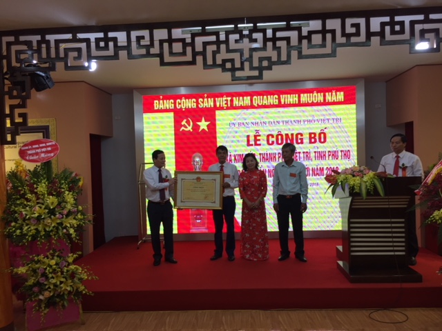 Bí thư Thành ủy Việt Trì trao bằng công nhận xã đạt chuẩn nông thôn mới