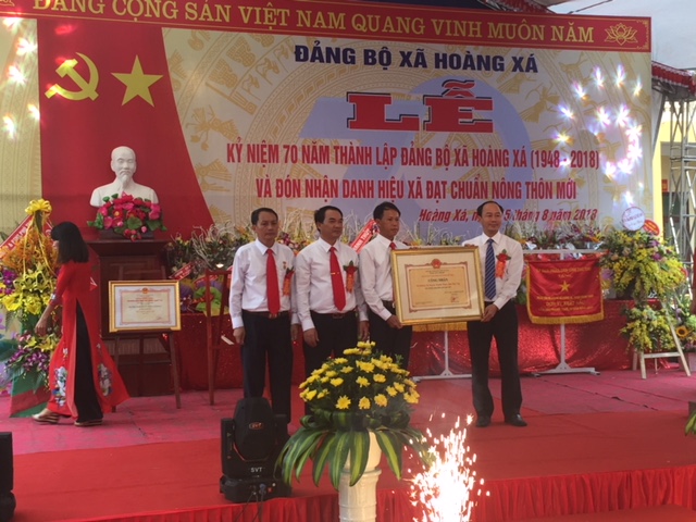 Chủ tich UBND huyện Thanh Thủy trao bằng công nhận đạt chuẩn nông thôn mới