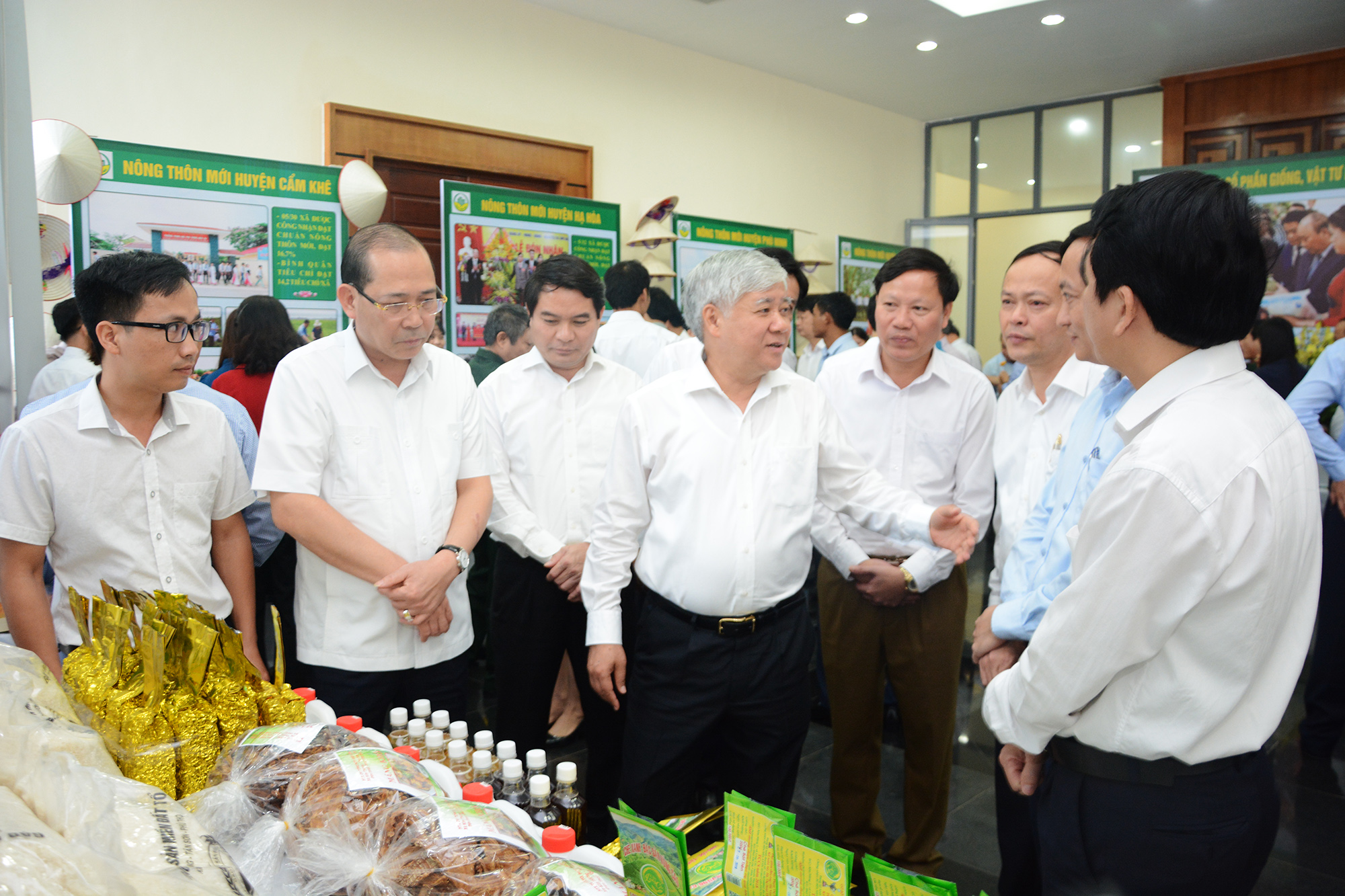 Đồng chí Đỗ Văn Chiến - Bộ trưởng, Chủ nhiệm Ủy ban dân tộc thăm quan các gian hàng giới thiệu sản phẩm tại hội nghị