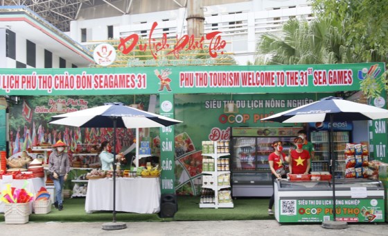 Giới thiệu thông tin du lịch và sản phẩm OCOP của tỉnh tại Sân vận động Việt Trì